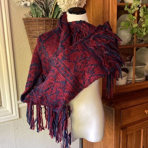 BCBGeneration New Fringe Neck 🧣 - Picture 10 of 13